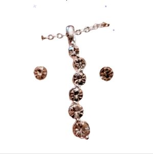 New Fashion set unworn,climbing crystals Necklace Earring Set